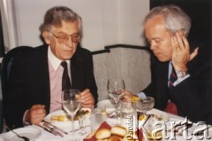 5.06.1992, brak miejsca.
Zdzisław Najder (z lewej) w restauracji na przyjęciu.
Fot. NN, kolekcja Zdzisława Najdera, zbiory Ośrodka KARTA.