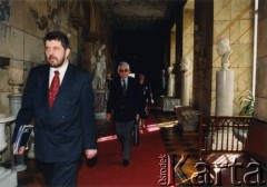 19.04.2000, Łańcut, Polska.
Zdzisław Najder (z tyłu) na konferencji 
