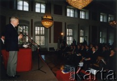 19.04.2000, Łańcut, Polska.
Zdzisław Najder przemawia na konferencji 