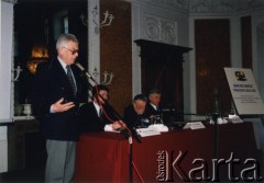 19.04.2000, Łańcut, Polska.
Zdzisław Najder przemawia na konferencji 