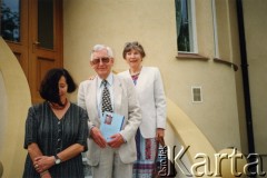 15.06.2000, Opole, Polska.
Zdzisław Najder ze swoją książką 