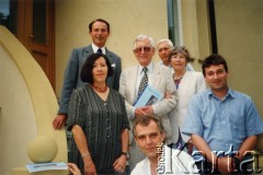 15.06.2000, Opole, Polska.
Zdzisław Najder (w środku) w towarzystwie żony Haliny i innych osób. W ręku trzyma swoją książkę 