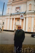 Kwiecień 2003, Żytomierz, Ukraina.
Zdzisław Najder przed katedrą.
Fot. NN, kolekcja Zdzisława Najdera, zbiory Ośrodka KARTA.