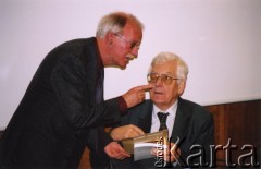 6.12.2003, Paryż, Francja.
Zdzisław Najder (po prawej) na konferencji naukowej 