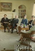 Lata 60., Stany Zjednoczone.
Spotkanie, z lewej siedzi Zdzisław Najder, obok jego żona Halina.
Fot. NN, kolekcja Zdzisława Najdera, zbiory Ośrodka KARTA.