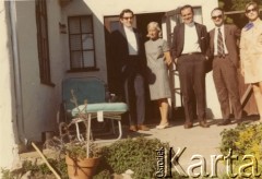 1967, Stany Zjednoczone.
Grupa osób przed domem, 1. z lewej Zdzisław Najder, w środku poeta Czesław Miłosz.
Fot. NN, kolekcja Zdzisława Najdera, zbiory Ośrodka KARTA.