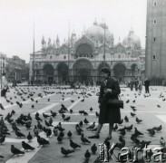 Kwiecień 1963, Wenecja, Włochy.
Halina Carroll na pl. św. Marka.
Fot. NN, kolekcja Zdzisława Najdera, zbiory Ośrodka KARTA.
