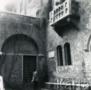 Kwiecień 1963, Werona, Włochy.
Zdzisław Najder pod balkonem Romea i Julii.
Fot. NN, kolekcja Zdzisława Najdera, zbiory Ośrodka KARTA.