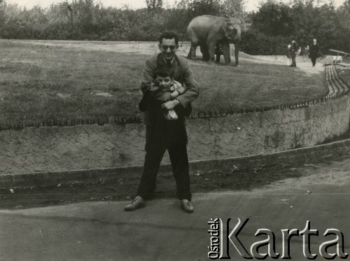 Lata 60., brak miejsca.
Zdzisław Najder z chłopcem w ogrodzie zoologicznym.
Fot. NN, kolekcja Zdzisława Najdera, zbiory Ośrodka KARTA.