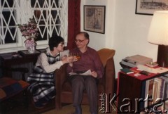 Kwiecień 1984, Nowy Jork, Stany Zjednoczone.
Władysław Bartoszewski z żoną Zofią w mieszkaniu.
Fot. NN, kolekcja Zdzisława Najdera, zbiory Ośrodka KARTA.
