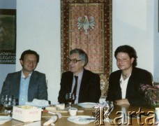 1986., brak miejsca.
Zdzisław Najder (w środku) w towarzystwie dwóch mężczyzn w mieszkaniu. 
Fot. NN, kolekcja Zdzisława Najdera, zbiory Ośrodka KARTA.