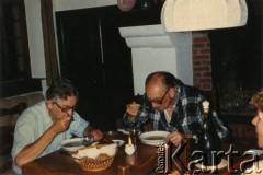 1987, Licheres, Francja.
Zdzisław Najder i Władysław Bartoszewski przy posiłku.
Fot. NN, kolekcja Zdzisława Najdera, zbiory Ośrodka KARTA.