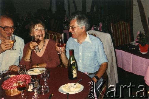 1987, brak miejsca.
Zdzisław Najder z żoną Haliną i Władysławem Bartoszewskim w restauracji.
Fot. NN, kolekcja Zdzisława Najdera, zbiory Ośrodka KARTA.
