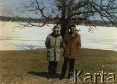 1988, brak miejsca.
Zdzisław Najder i Andrzej Walicki na spacerze.
Fot. NN, kolekcja Zdzisława Najdera, zbiory Ośrodka KARTA.
