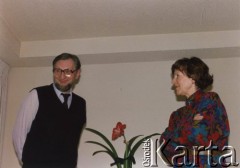 Luty 1988, brak miejsca.
Halina Najder z Andrzejem Walickim w mieszkaniu.
Fot. NN, kolekcja Zdzisława Najdera, zbiory Ośrodka KARTA.
