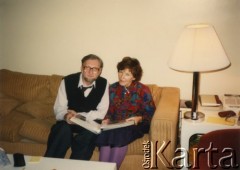 Luty 1988, brak miejsca.
Halina Najder z Andrzejem Walickim w mieszkaniu.
Fot. NN, kolekcja Zdzisława Najdera, zbiory Ośrodka KARTA.