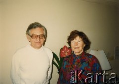 1988, brak miejsca.
Zdzisław Najder z żoną Haliną w mieszkaniu.
Fot. NN, kolekcja Zdzisława Najdera, zbiory Ośrodka KARTA.