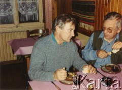 Wrzesień 1988, Francja.
Zdzisław Najder i Marek Walicki w trakcie posiłku.
Fot. NN, kolekcja Zdzisława Najdera, zbiory Ośrodka KARTA.