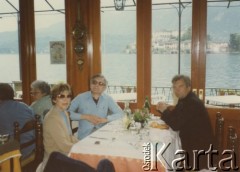 Prawdopodobnie 1984, prawdopodobnie Włochy.
Zdzisław Najder z żoną Haliną i Markiem Walickim w restauracji.
Fot. NN, kolekcja Zdzisława Najdera, zbiory Ośrodka KARTA.