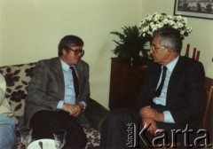 1988-1989, brak miejsca.
Zdzisław Najder (z prawej) podczas rozmowy.
Fot. NN, kolekcja Zdzisława Najdera, zbiory Ośrodka KARTA.