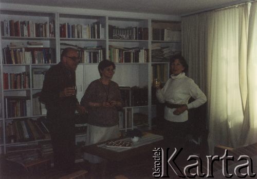 1988-1989, brak miejsca.
Spotkanie towarzyskie w mieszkaniu. Zofia i Władysław Bartoszewscy w towarzystwie Haliny Najder (z prawej).
Fot. NN, kolekcja Zdzisława Najdera, zbiory Ośrodka KARTA.
