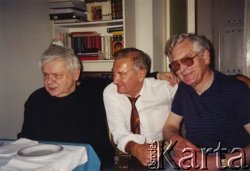 Lipiec 1995, brak miejsca.
Zbigniew Herbert, Marek Walicki i Zdzisław Najder (od lewej).
Fot. NN, kolekcja Zdzisława Najdera, zbiory Ośrodka KARTA. Lipiec 1995, brak miejsca.