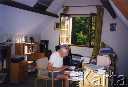 Lato 1999, Licheres, Francja.
Zdzisław Najder przy pracy.
Fot. NN, kolekcja Zdzisława Najdera, zbiory Ośrodka KARTA.
