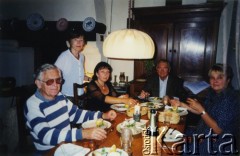 Lato 1999, Licheres, Francja.
Zdzisław i Halina Najder (1. i 2. od lewej) ze znajomymi (2. z prawej Marek Walicki).
Fot. NN, kolekcja Zdzisława Najdera, zbiory Ośrodka KARTA.