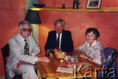 21.05.2000, Warszawa, Polska.
Zdzisław Najder (z lewej) z żoną Haliną i mężczyzną w restauracji 