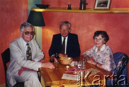 21.05.2000, Warszawa, Polska.
Zdzisław Najder (z lewej) z żoną Haliną i mężczyzną w restauracji 