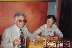 21.05.2000, Warszawa, Polska.
Zdzisław Najder z żoną Haliną w restauracji 