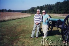 Prawdopodobnie wrzesień 2000, Manassas, Stany Zjednoczone.
Zdzisław Najder (z lewej) i Marek Walicki na wycieczce w Manassas National Battlefield Park.
Fot. NN, kolekcja Zdzisława Najdera, zbiory Ośrodka KARTA.