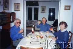 Prawdopodobnie lata 2000., brak miejsca.
Marek Walicki (w środku) oraz Zdzisław Najder z żoną Haliną.
Fot. NN, kolekcja Zdzisława Najdera, zbiory Ośrodka KARTA.