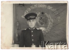 1953, Tyraspol, Mołdawska SRR, ZSRR (obecnie Mołdawia).
Jan Farbotnik podczas służby wojskowej w 179 Pułku 79 Dywizji Armii Radzieckiej, na sztandarze napis: 