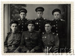 1953, Tyraspol, Mołdawska SRR, ZSRR (obecnie Mołdawia).
Jan Farbotnik (w środku, stoi) podczas służby wojskowej w 179 Pułku 79 Dywizji Armii Radzieckiej.
Fot. NN, zbiory Ośrodka KARTA (udostępnił Jan Farbotnik z Sambora)
