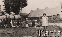 1920, Polska.
Ochronka dla dzieci zorganizowana przez Amerykańską Misję Pomocy, dzieci przed namiotami.
Fot. NN, zbiory Ośrodka KARTA, udostępnił Tomisław Paciorek

