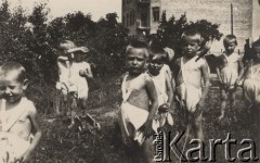 1920, Polska.
Dzieci z ochronki zorganizowanej przez Amerykańską Misję Pomocy.
Fot. NN, zbiory Ośrodka KARTA, udostępnił Tomisław Paciorek

