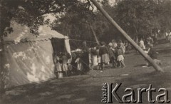 1920, Polska.
Ochronka zorganizowana przez Amerykańską Misję Pomocy, dzieci przed namiotem.
Fot. NN, zbiory Ośrodka KARTA, udostępnił Tomisław Paciorek

