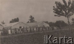 1920, Polska.
Ochronka zorganizowana przez Amerykańską Misję Pomocy, dzieci przed namiotami.
Fot. NN, zbiory Ośrodka KARTA, udostępnił Tomisław Paciorek

