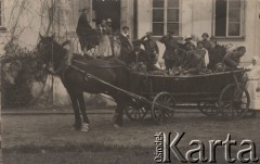 Ok. 1920, brak miejsca.
Legioniści i sanitariuszki, z prawej przy wozie stoi Felicja Rawicz-Olszewska.
Fot. NN, zbiory Ośrodka KARTA, udostępnił Tomisław Paciorek

