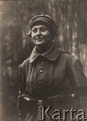 Ok. 1920, brak miejsca.
Portret młodej kobiety w mundurze, na klamrze pasa napis: 