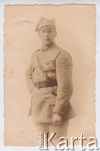 Ok. 1920, brak miejsca.
Portret mężczyzny w mundurze. Podpis na odwrocie: 
