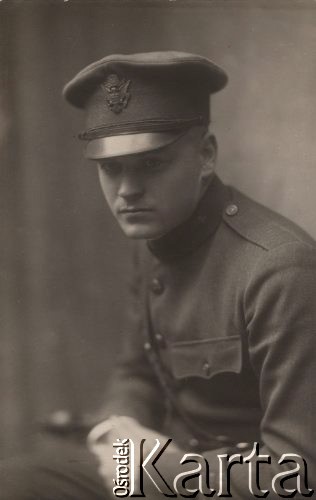 Ok. 1920, brak miejsca.
Portret amerykańskiego żołnierza. Podpis na odwrocie: 