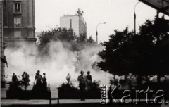 31.08.1982, Warszawa, Polska..
Niezależna manifestacja zorganizowana przez podziemną Solidarność w rocznicę podpisania porozumień sierpniowych w sierpniu 1980. Na zdjęciu zadyma na ulicy Marchlewskiego, obecnie aleja Jana Pawła II, przy zbiegu z ulicą Elektoralną. 
Fot. NN, zbiory Ośrodka KARTA, przekazała Elżbieta Oryłowska

