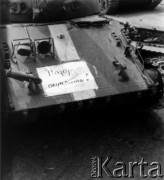 Sierpień 1968, Bratysława, Czechosłowacja.
Interwencja wojsk Układu Warszawskiego, na czołgu plakat z napisem 