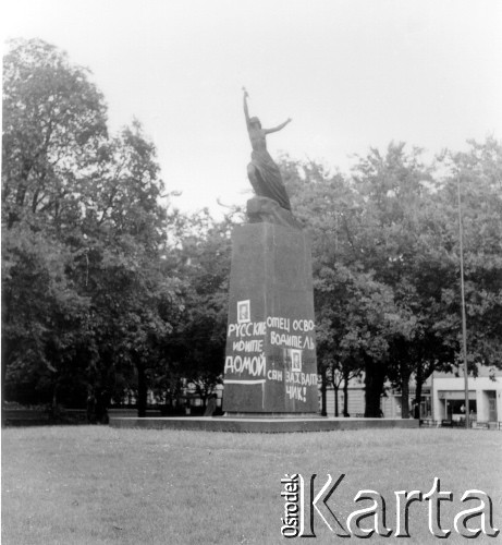 Sierpień 1968, Bratysława, Czechosłowacja.
Interwencja wojsk Układu Warszawskiego, napisy na cokole pomnika: 