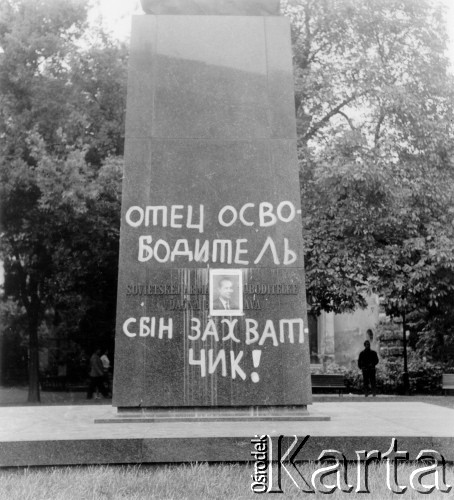 Sierpień 1968, Bratysława, Czechosłowacja.
Interwencja wojsk Układu Warszawskiego, napis na cokole pomnika: 