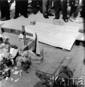 Sierpień 1968, Bratysława, Czechosłowacja.
Interwencja wojsk Układu Warszawskiego, miejsce śmierci jednego z demonstrantów.
Fot. Marcin Jabłoński, zbiory Ośrodka KARTA