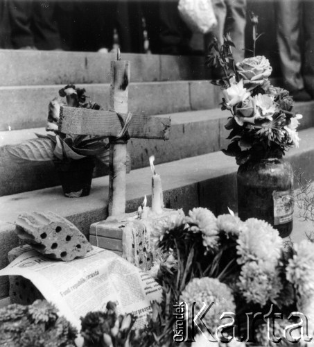Sierpień 1968, Bratysława, Czechosłowacja.
Interwencja wojsk Układu Warszawskiego, miejsce śmierci jednego z demonstrantów.
Fot. Marcin Jabłoński, zbiory Ośrodka KARTA