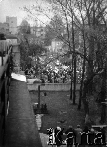 1.05.1984, Warszawa.
Demonstracja koło kościoła św. Stanisława Kostki.
Fot. Marcin Jabłoński, zbiory Ośrodka KARTA
